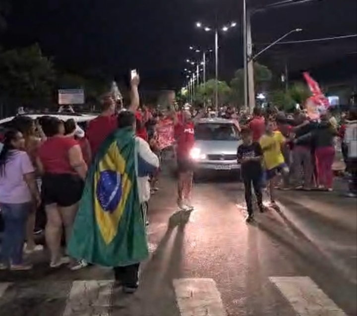  Apoiadores de Lula comemoram vitória na Emílio Checchinato